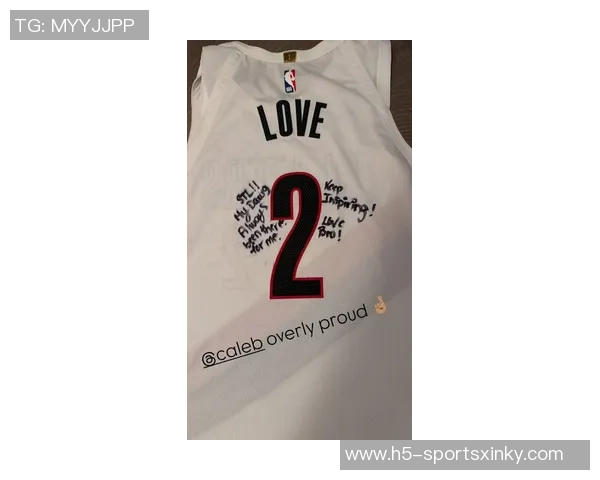 开拓者乐福赠送球衣给老乡塔图姆感谢他一直以来的支持与鼓励